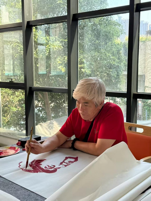 笔墨丹心映军魂：百幅画像赠英雄