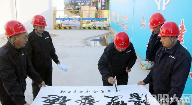 建筑工地上的书法家：刘寿益