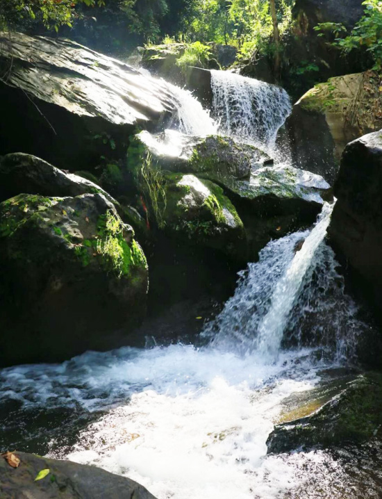 旬阳仁河口镇崩云峡谷瀑布