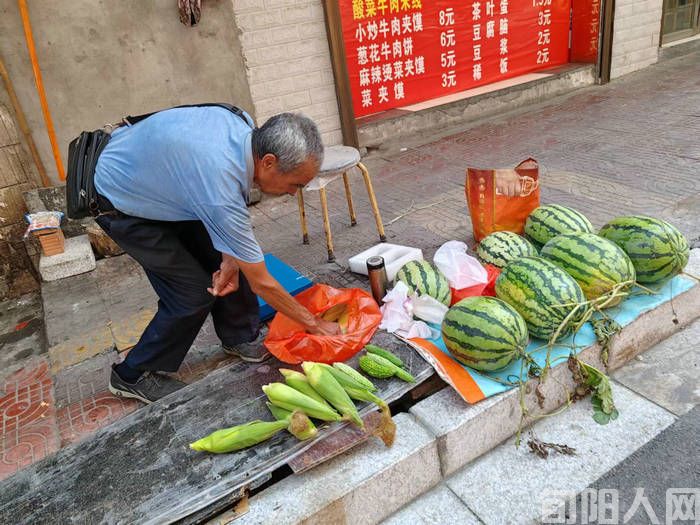 面皮、肉夹馍、甜瓜、玉米棒子，旬阳菜市场的烟火气