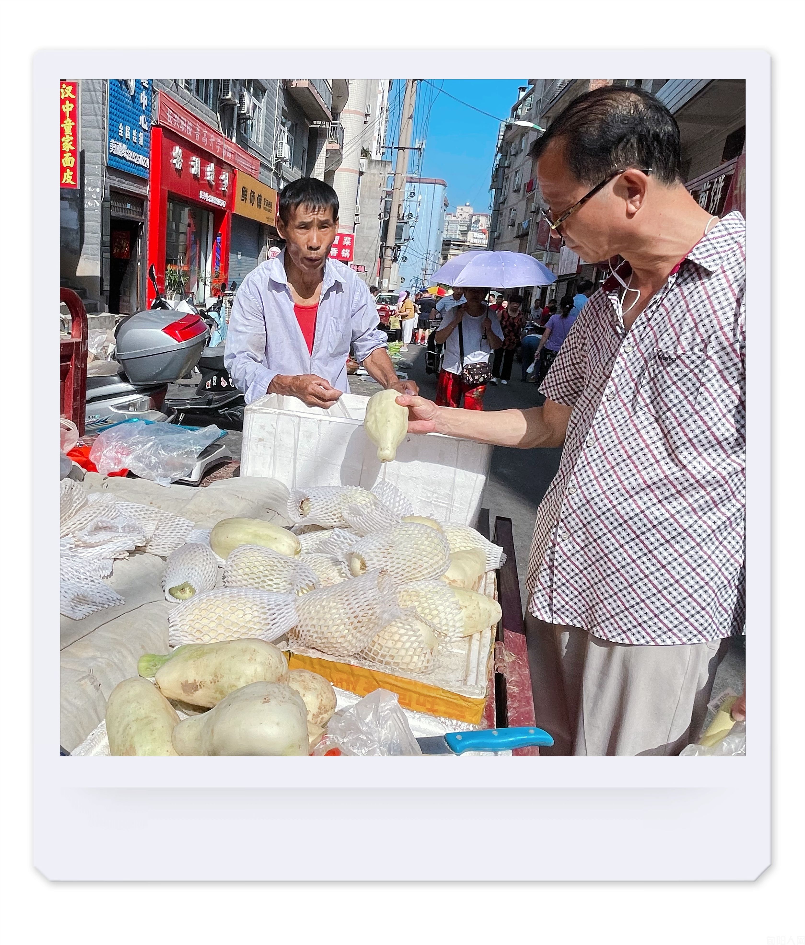 夏日,农贸市场里的身影(图5) 06卖甜瓜.jpg