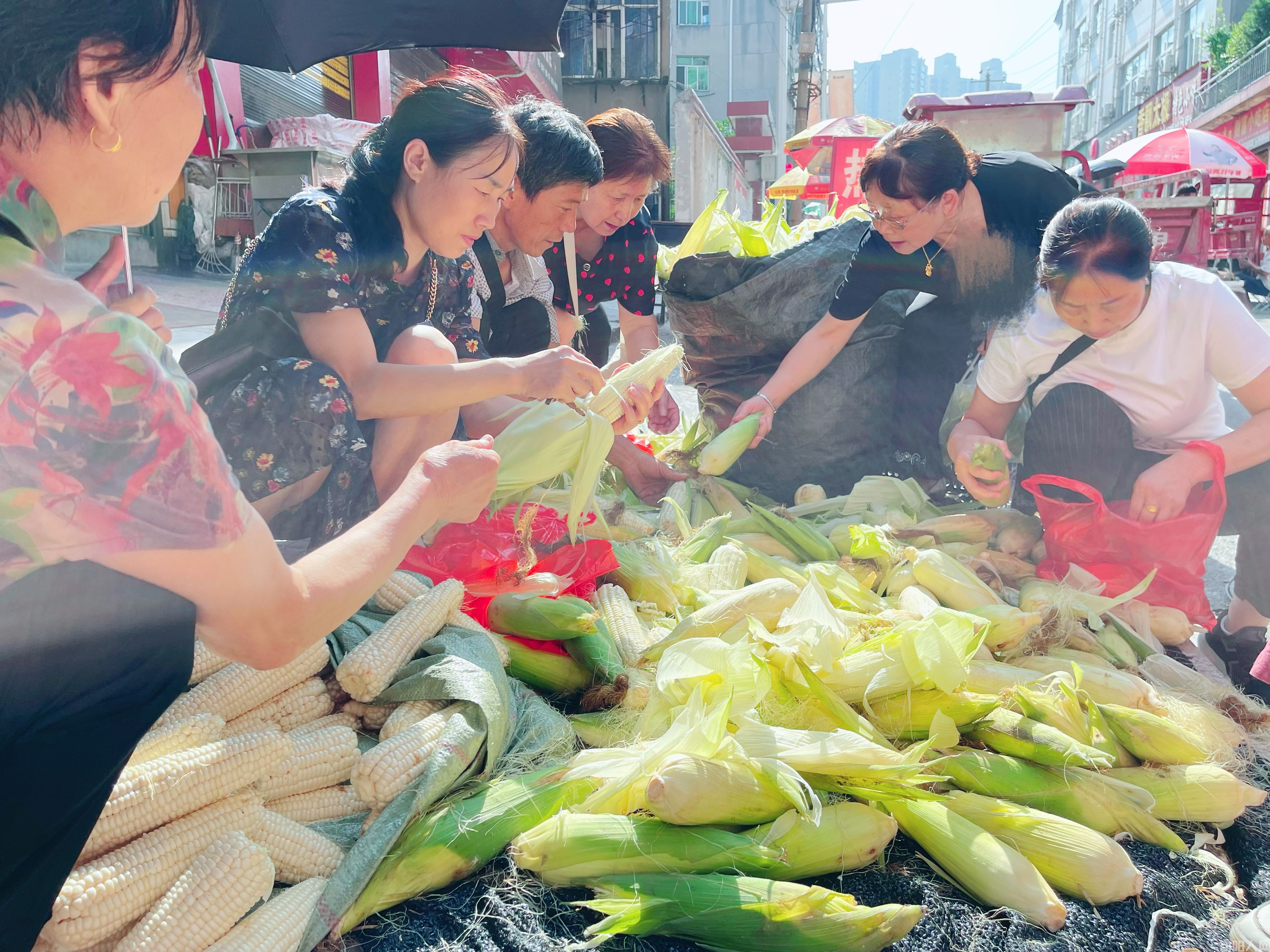 夏日,农贸市场里的身影(图7) 剥玉米的人们3.jpg