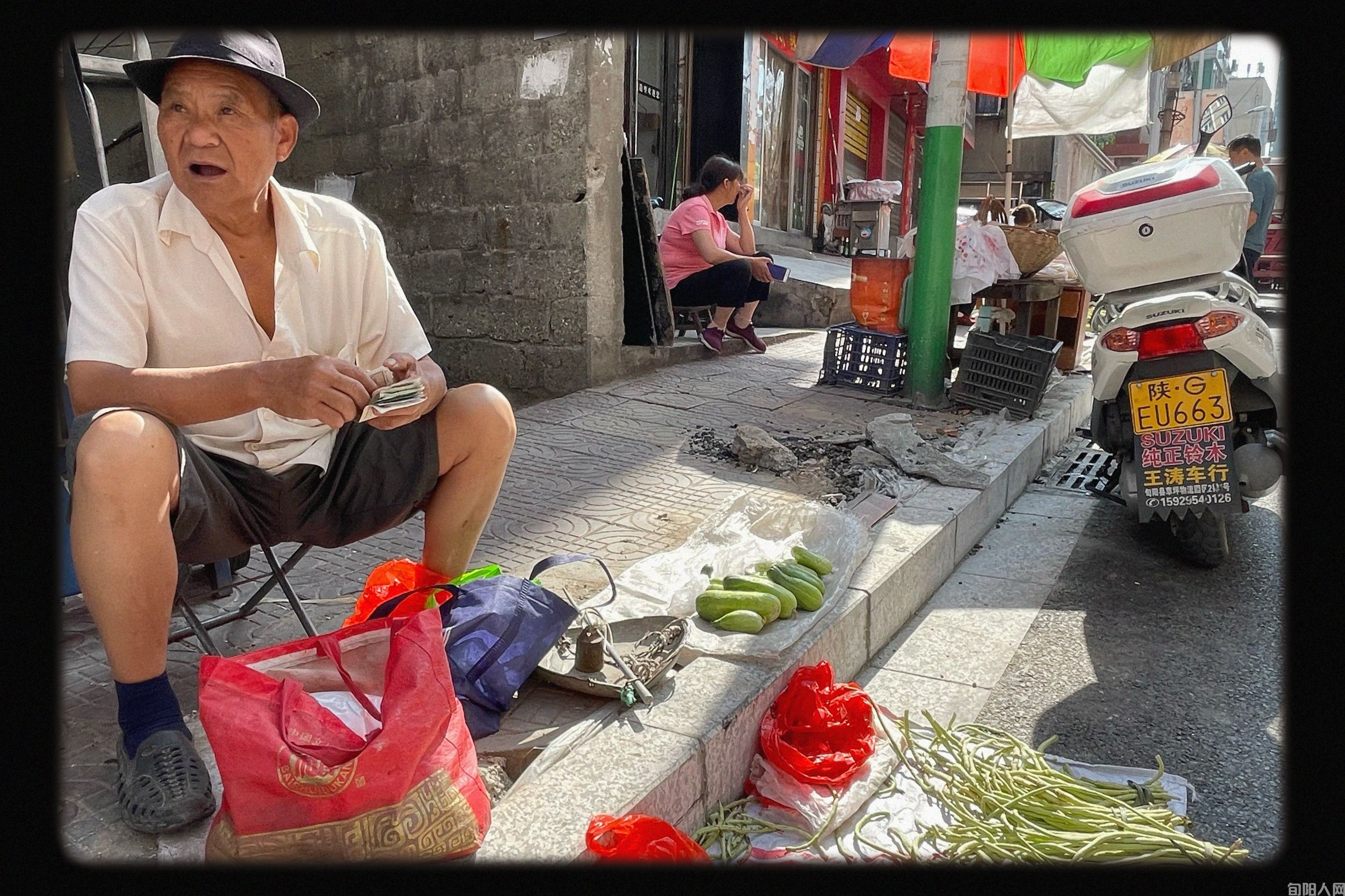 夏日,农贸市场里的身影(图8) 04数钱的大叔.jpg