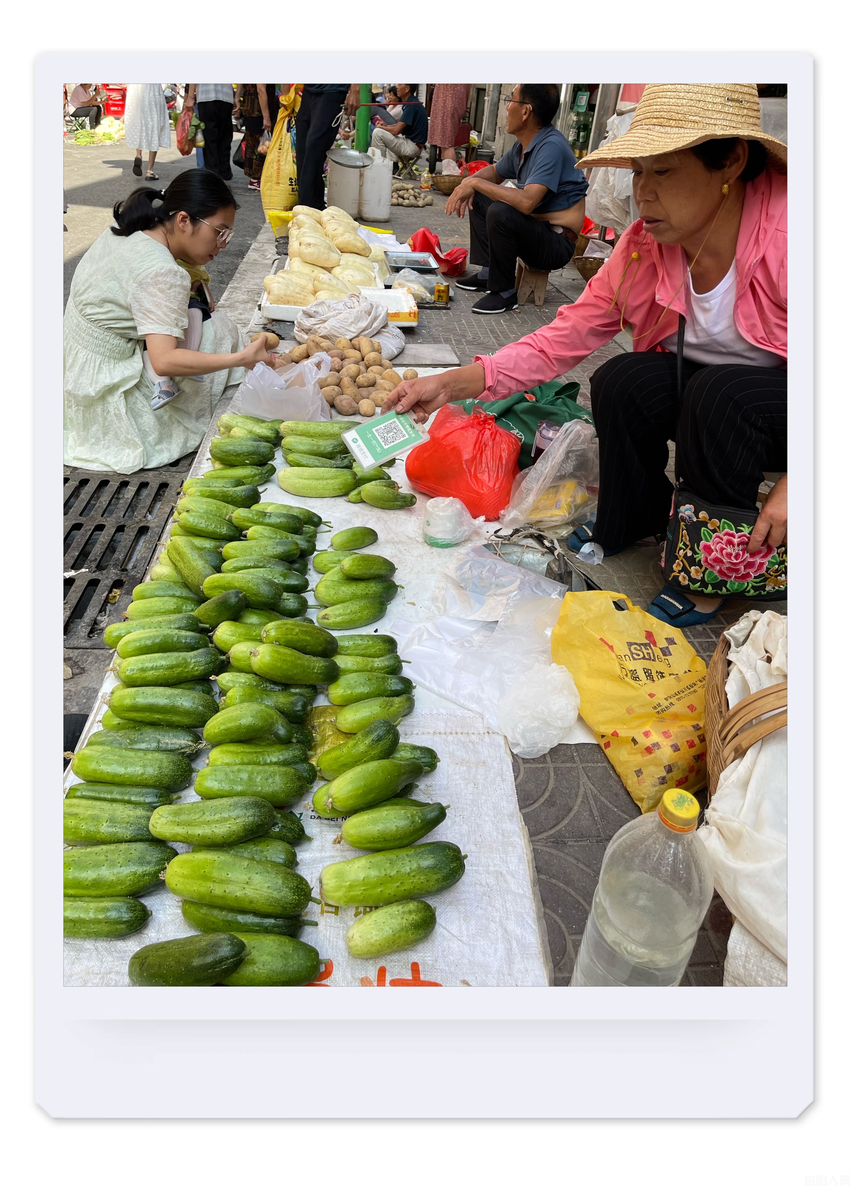 夏日,农贸市场里的身影(图11) 09卖本地黄瓜.jpg
