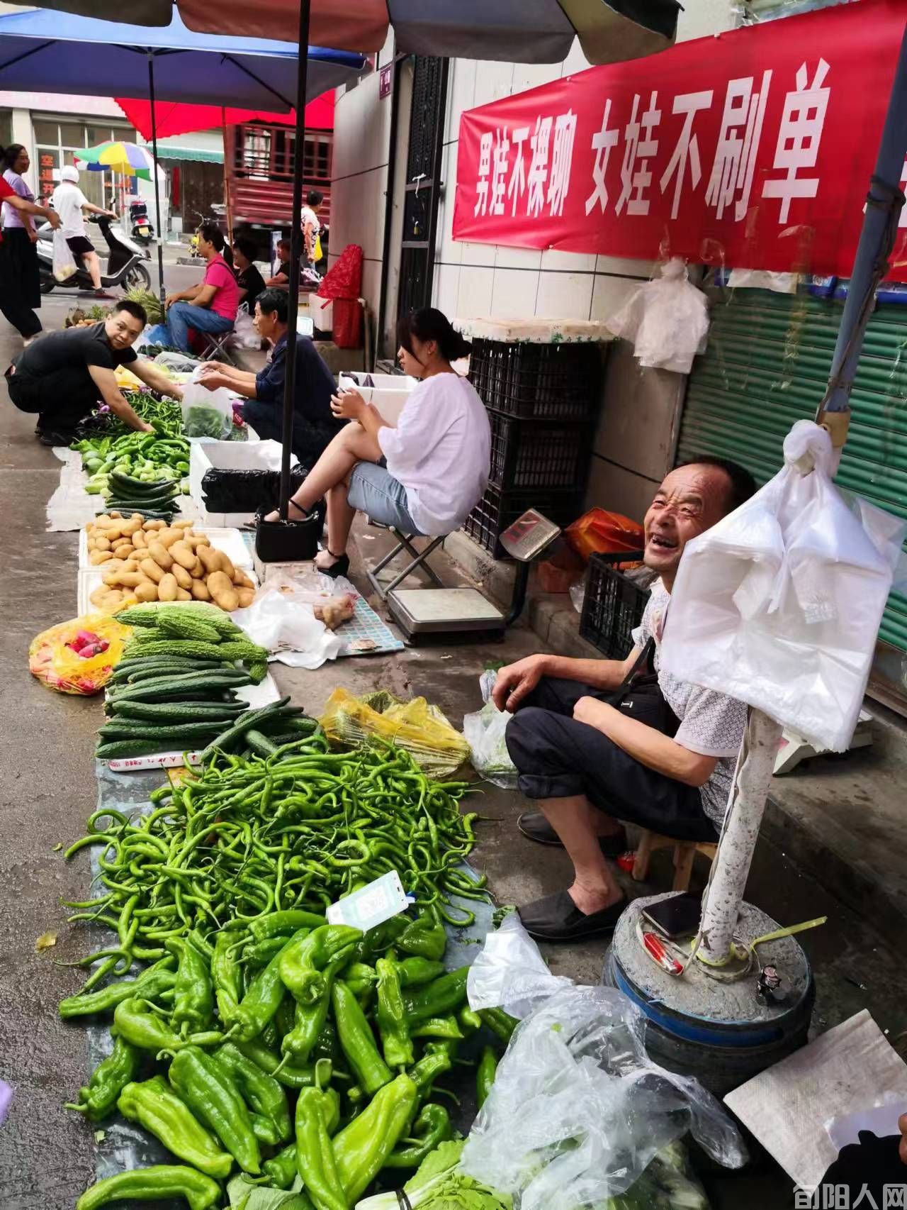 夏日,农贸市场里的身影(图13) 08菜市场的繁华.jpg