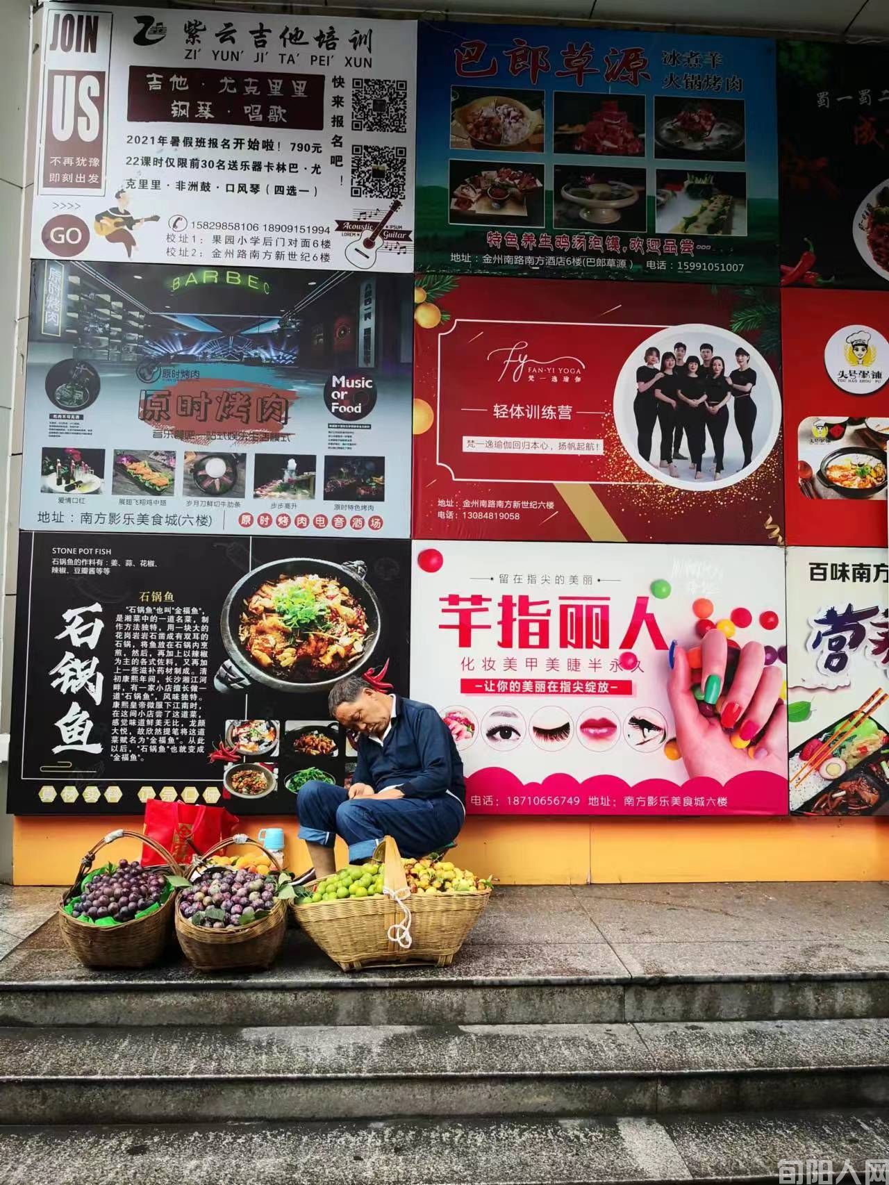 夏日,农贸市场里的身影(图16) 10卖水果的大爷.jpg