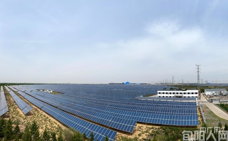 陕西榆林的光伏发电站（央广网记者 陈锵 摄）