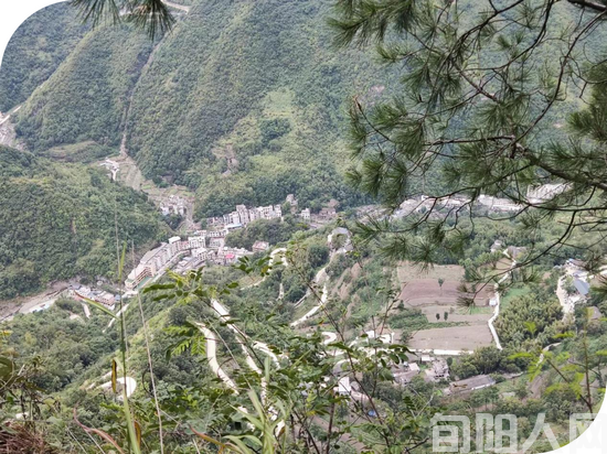 棕溪有美景 旅游到矾石                                                     文图/鲁延河