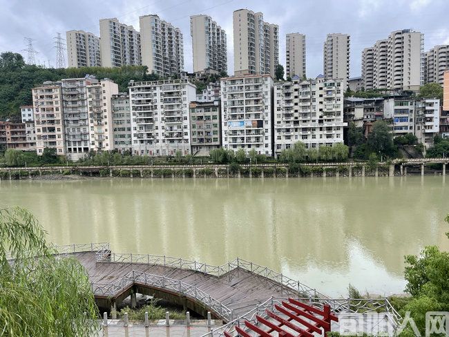 我爱旬阳(诗三首) 文/华军(图4) 秋雨沐旬城.jpg