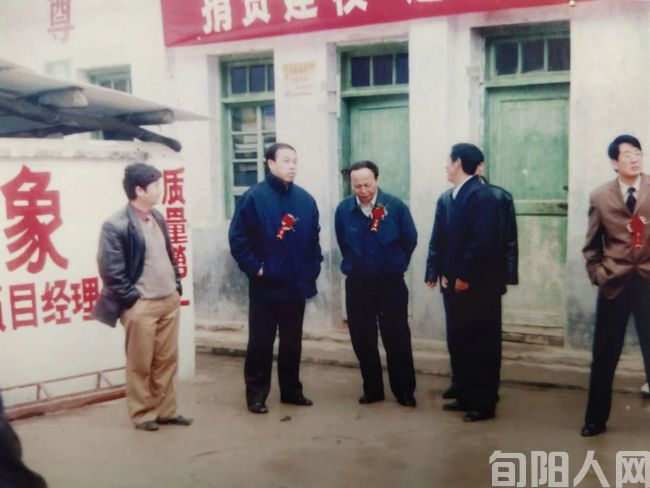 杨义龙关心教育二三事 文/向维录(图1) 杨义龙--.jpg