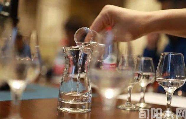 酒与“俗” 文/张勇(图1) 酒.jpg