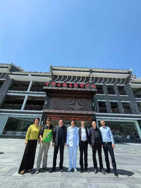 为中国“中华太极城”把脉的人----记世界和平家园投资集团管理有限公司董事局主席王小平同志来旬考察    文/华军