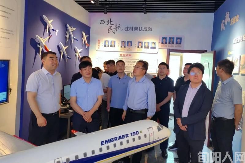 5月14日晚，市长罗本军主持召开旬阳市旅发委扩大会暨龙舟季假日旅游工作部署会，传达贯彻安康市生态旅游产业发展委员会第四次主任会议精神，复盘总结“五一”假日旅游工作，安排周末游、常态游以及龙舟节系列活动筹备等重点工作。副市长宋宗卉出席会议。   旬阳市旅发委扩大会暨龙舟季假日旅游工作部署会  罗本军强调，今年以来，全市上下“兴文强旅”共识合力基本形成，尤其是“五一”假日旅游市场繁荣有序，整体呈现供需(图2)