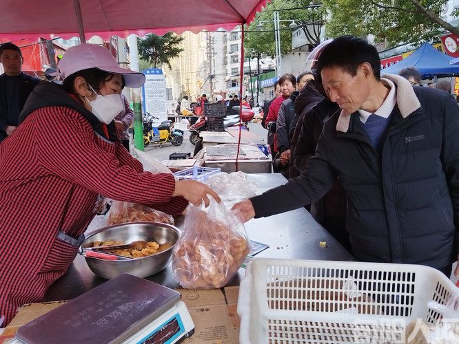 旬阳喜迎春节：热闹的年货市场