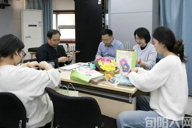 非遗绽芳华 巾帼庆佳节 ---海红棉絮画非遗传承团队走进西安新城区人民检察院(图1) 棉絮1.jpg