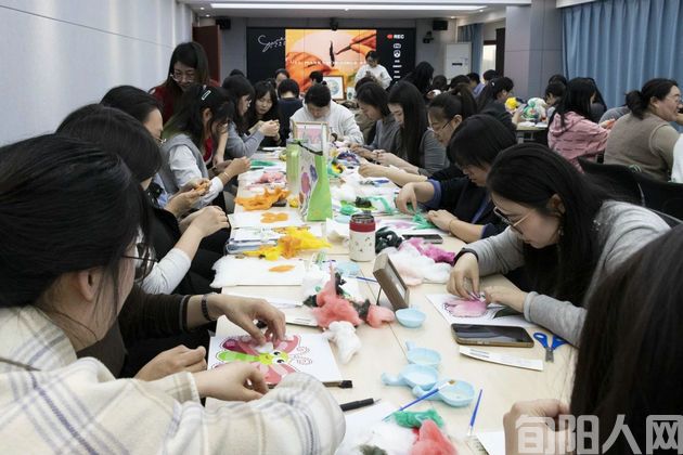 非遗绽芳华 巾帼庆佳节 ---海红棉絮画非遗传承团队走进西安新城区人民检察院(图2) 棉絮2.jpg
