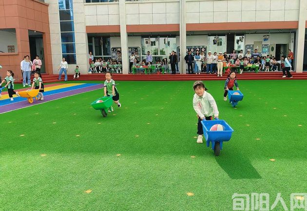 陕西旬阳市小河镇中心幼儿园亲子运动会：运动促成长，亲情共飞扬