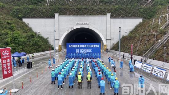 西康高铁全线隧道贯通 项目建设驶入“快车道”(图1)