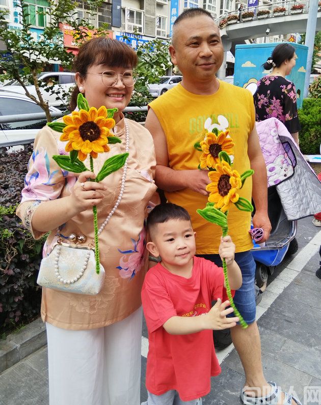 2025年高考：感受考场外的温暖守候与爱的传递