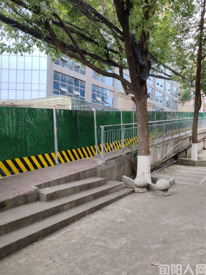 旬阳简沟路口（天池路）修路，注意绕行