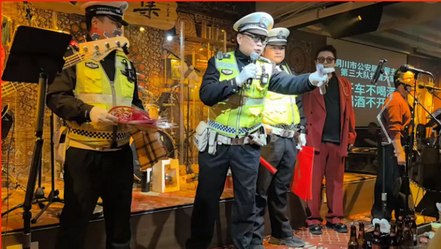 霓虹灯下的安全课：铜川公安交警三大队把反酒驾宣传&ldquo;唱&rdquo;进了餐饮店